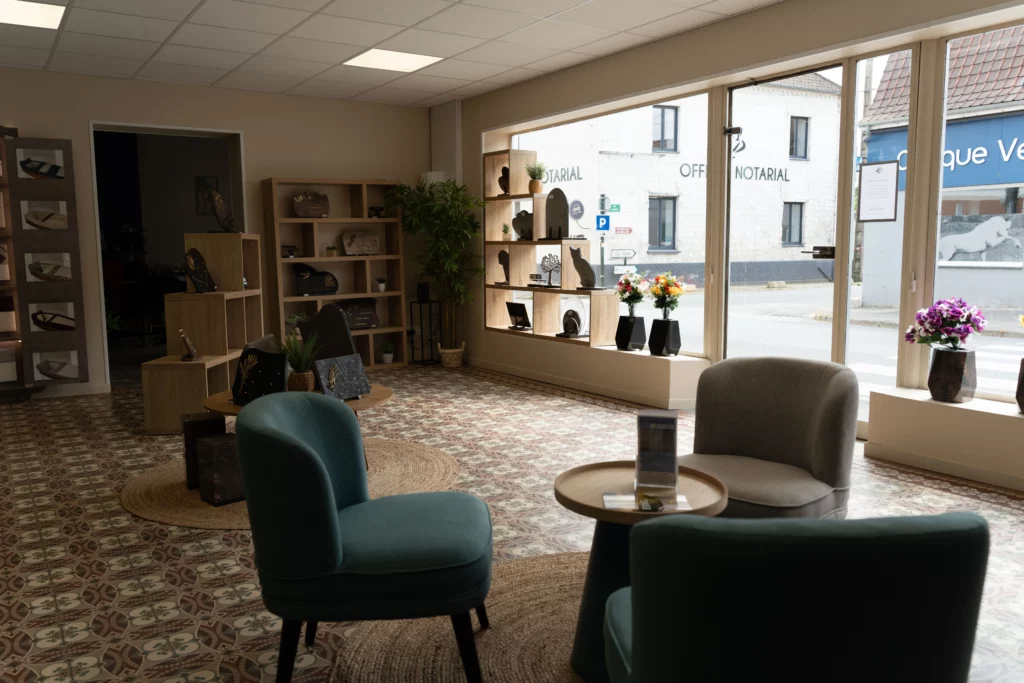 Espace d'accueil lumineux de l'agence de pompes funèbres avec fauteuils.